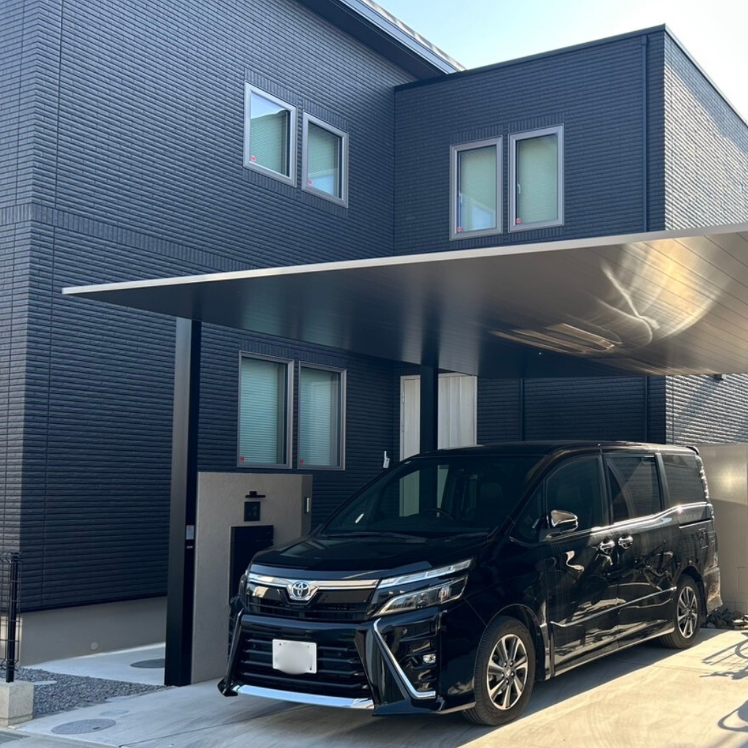 施工事例　カーポート　駐車場　黒い外観　エクステリア工事　外構工事