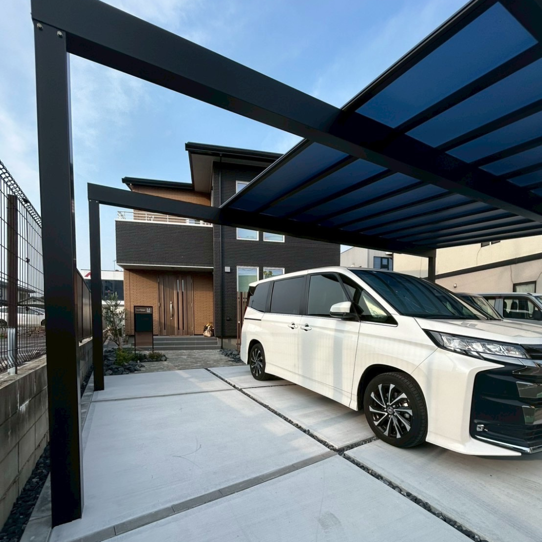 エフルージュファースト　リクシル　土間コンクリート　梁延長カーポート　機能門柱　施工事例　エクステリア工事　外構　石畳み　シンボルツリー