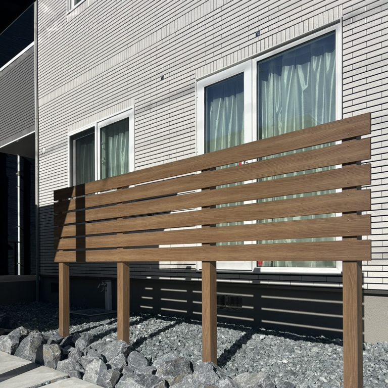 目隠しフェンス　割栗石　施工事例　外構工事　エクステリア工事