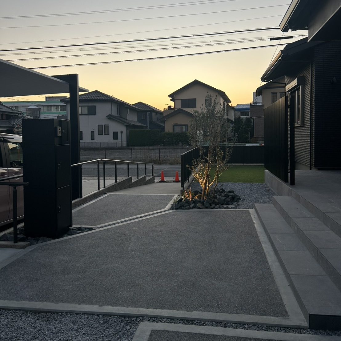 施工事例　外構工事　スロープ　スロープ施工　シンボルツリー　カーポート　土間コンクリート施工　目隠しフェンス