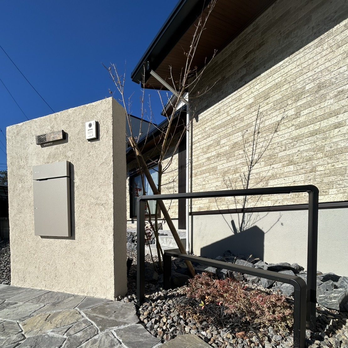 外構工事　施工事例　機能門柱　ジョリパット　シンボルツリー