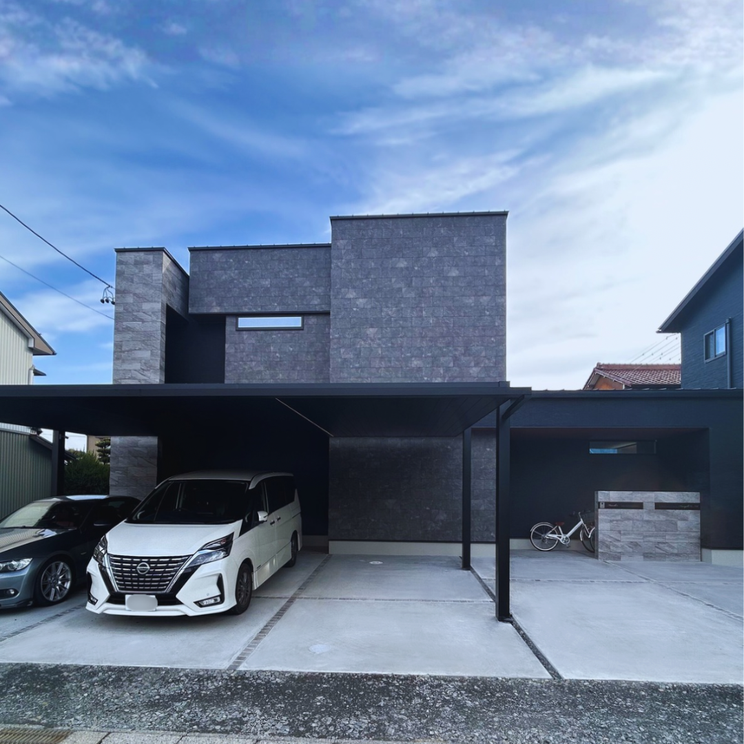 施工事例　外構工事　タイル門柱　カーポート　土間コンクリート施工　グレーの外観　エクステリア工事