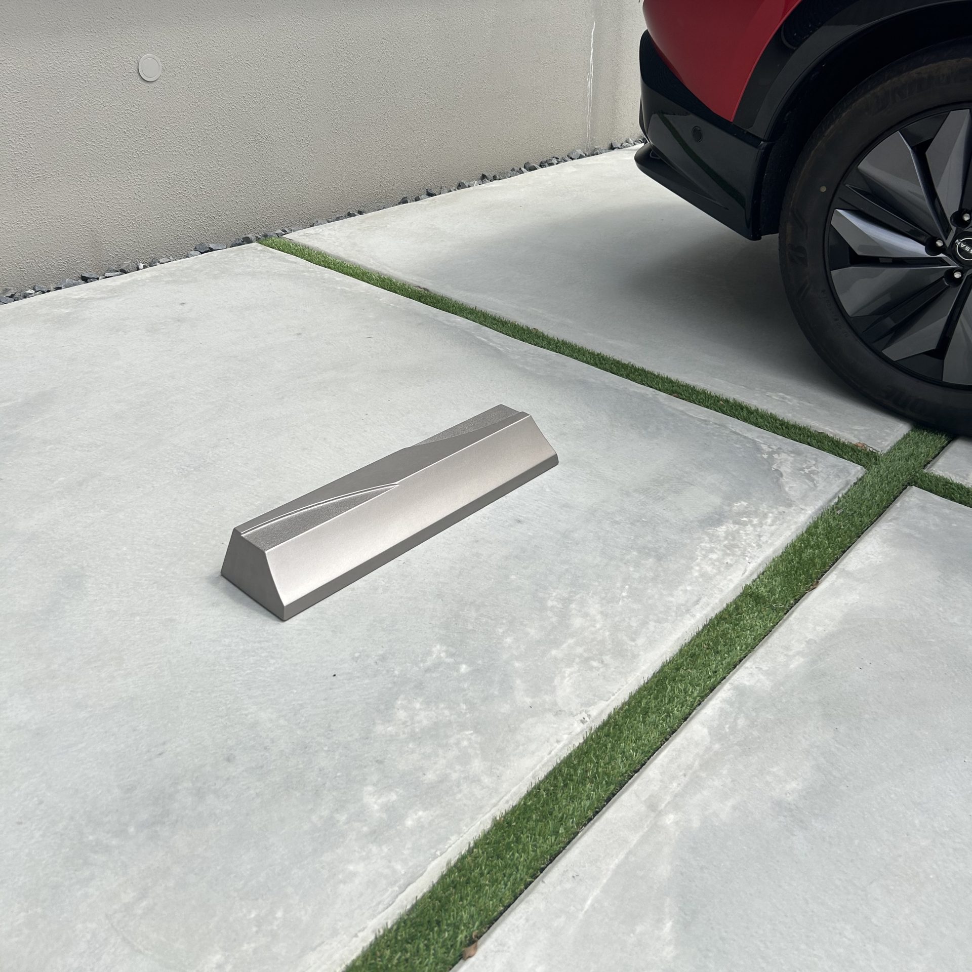外構工事　エクステリア工事　土間打ち　コンクリート　施工事例　カーストッパー　オンリーワン　人工芝　人工芝目地　