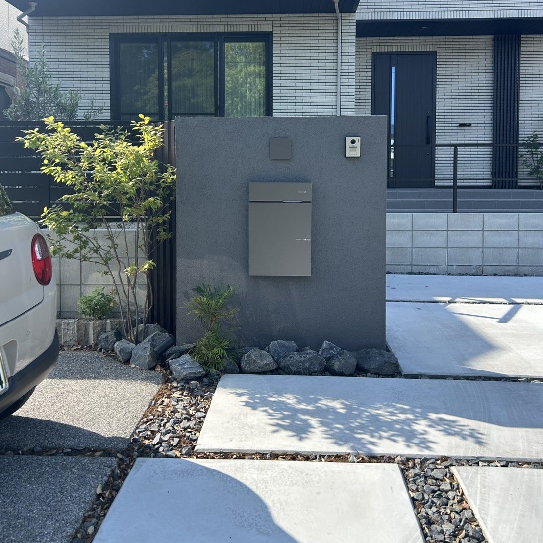 施工事例　エクステリア工事　機能門柱　ジョリパット門柱　シンボルツリー　割栗石　コンクリート施工　土間コンクリート　